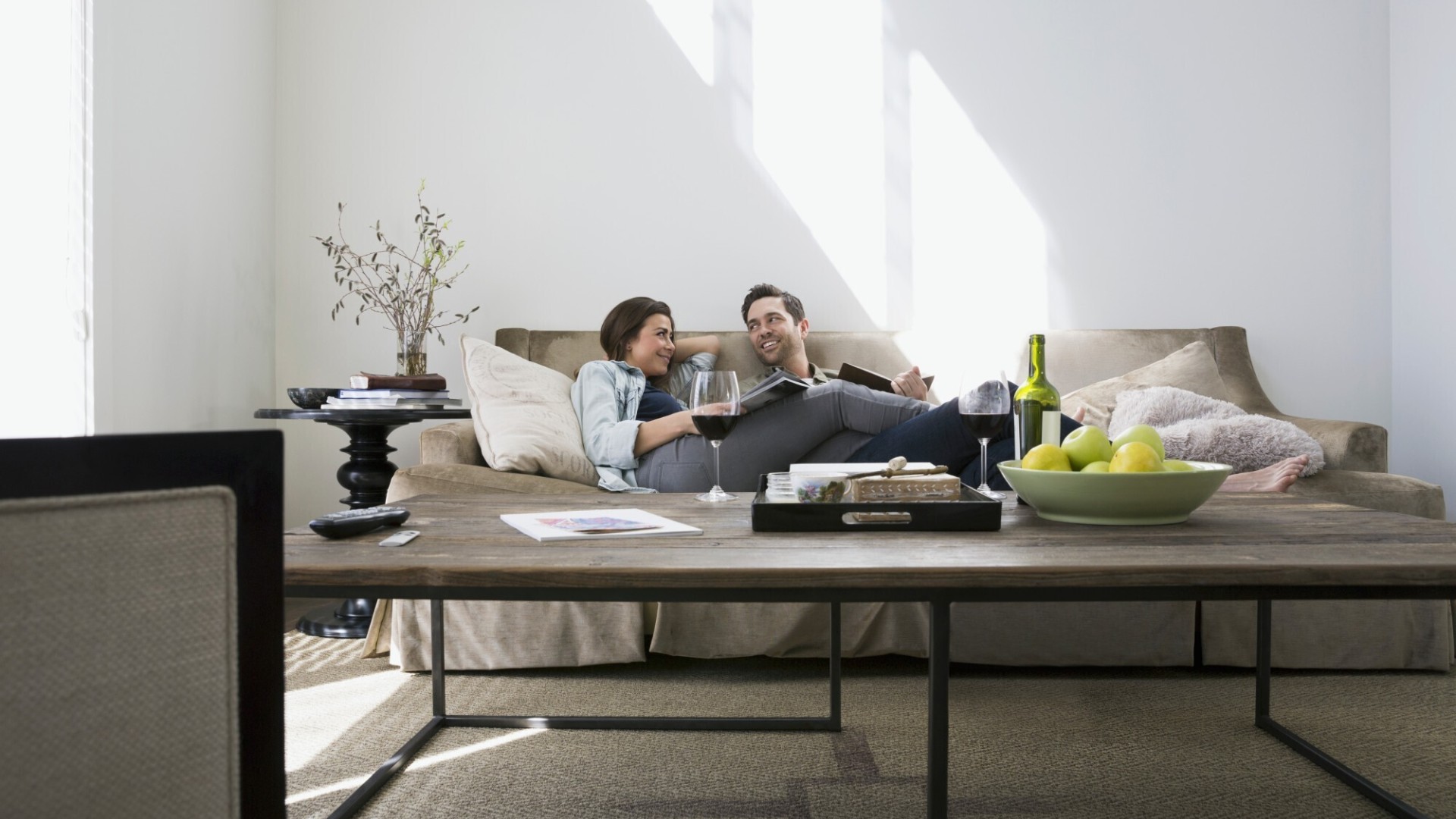 Man en vrouw ontspannen samen op een bank in een woonkamer.